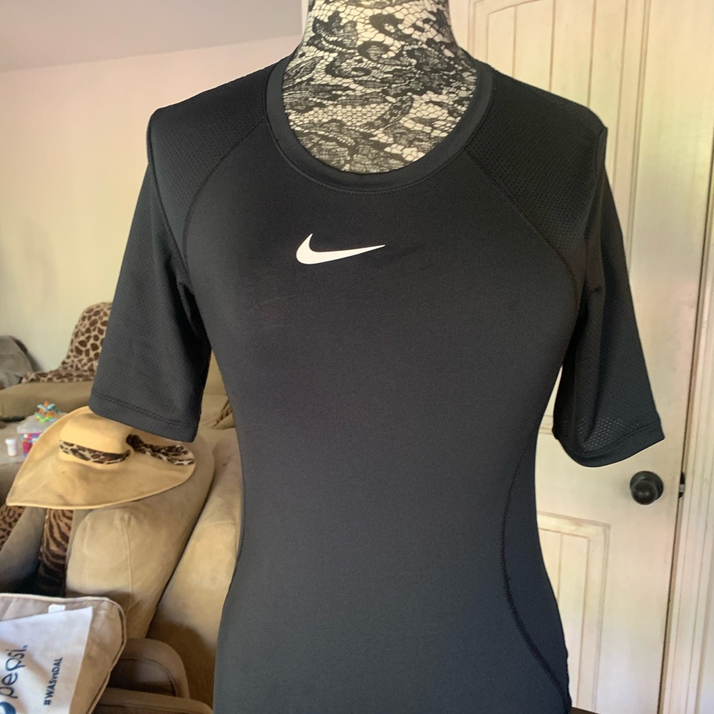 🌺CLOSET CLOSING EVERYTHING MUST GO🌺$23 RETAIL $48🌺NWT NIKE TOP🌺